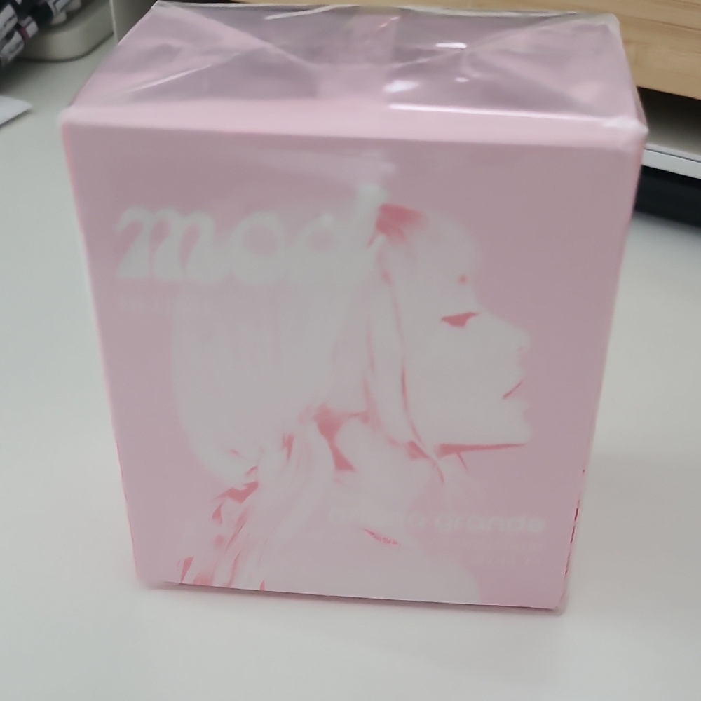 Ariana Grande Mod Blush Perfume in Pink Box - Picture 2 of 2